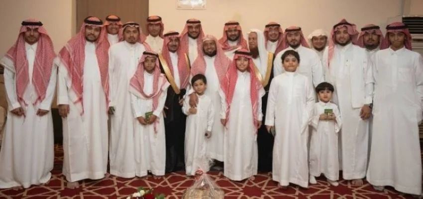 أسرتا بيت الله وأبو القاسم تحتفيان بزفاف عزيز. أسرتا بيت الله وأبو القاسم تحتفيان بزفاف عزيز.