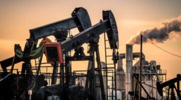 أسعار النفط تتراجع بأكثر من دولارين وسط تسارع وتيرة إنتاج «أوبك+» وتوقعات فائض في السوق