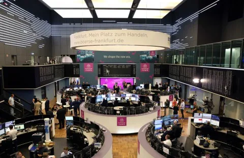أسواق الأسهم الأوروبية تتحرك بحذر ترقباً لنتائج الشركات وقرارات الفيدرالي الأميركي أسواق الأسهم الأوروبية تتحرك بحذر ترقباً لنتائج الشركات وقرارات الفيدرالي الأميركي
