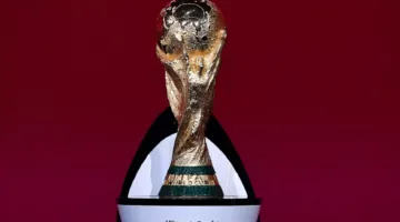 أصغر منه بـ 40 عامًا.. أسطورة كأس العالم يواعد عارضة بيكيني