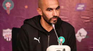 أعين الركراكي ترصد 3 مدافعين لتعزيز منتخب المغرب
