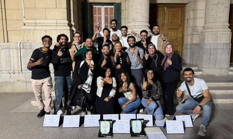 أكاديمية الفنون تحصل على درع التميز للعام السادس في مسابقة "ابداع 13" أكاديمية الفنون تحصل على درع التميز للعام السادس في مسابقة "ابداع 13"