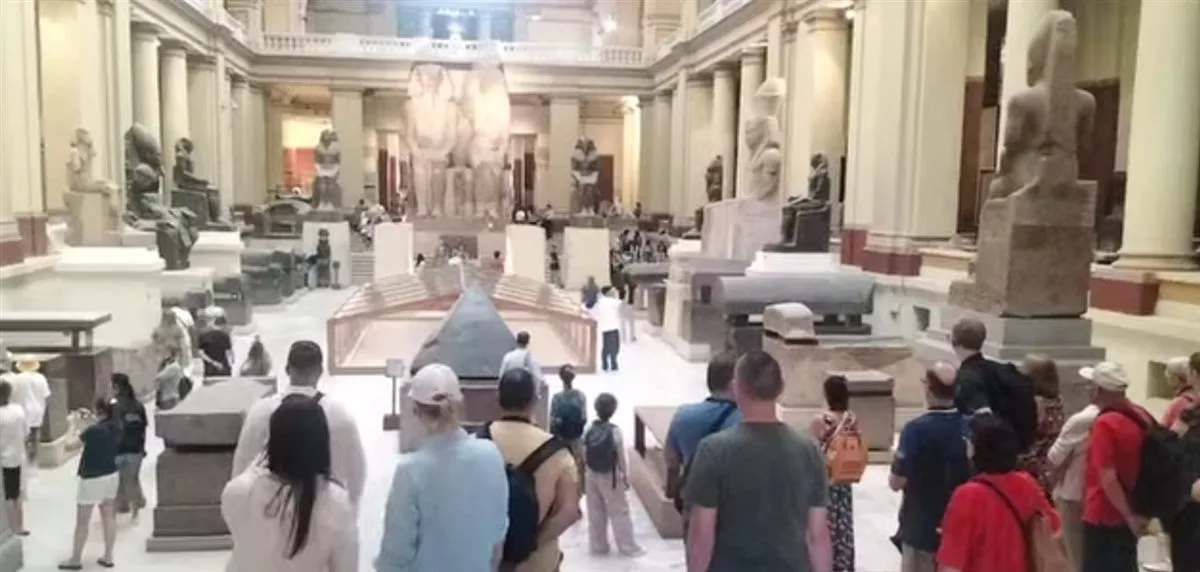 أكبر تمثال مُنحت في العالم: إقبال هائل من الزوار لاستكشاف تمثال الملك أمنحتب والملكة تي في المتحف المصري بالتحرير | صور أكبر تمثال مُنحت في العالم: إقبال هائل من الزوار لاستكشاف تمثال الملك أمنحتب والملكة تي في المتحف المصري بالتحرير | صور