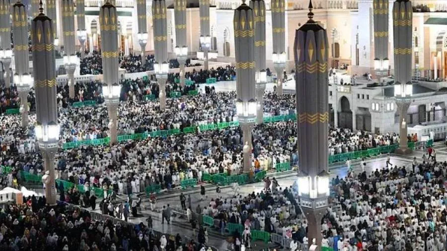 أكثر من 100 مركز توعوي إثرائي في جنبات المسجد الحرام أكثر من 100 مركز توعوي إثرائي في جنبات المسجد الحرام