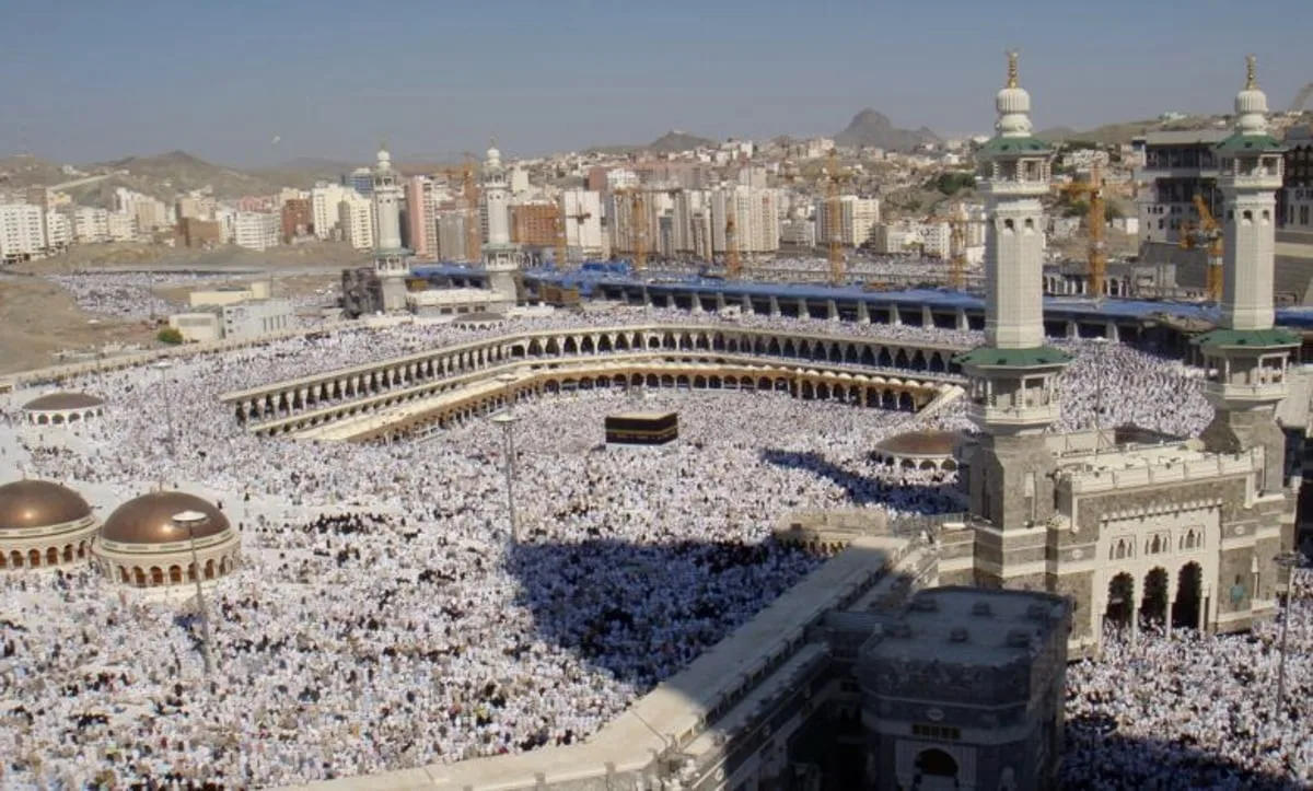 إلقاء القبض على مواطنين لنقلهما 15 مهاجرًا مخالفًا لأنظمة الحج إلقاء القبض على مواطنين لنقلهما 15 مهاجرًا مخالفًا لأنظمة الحج