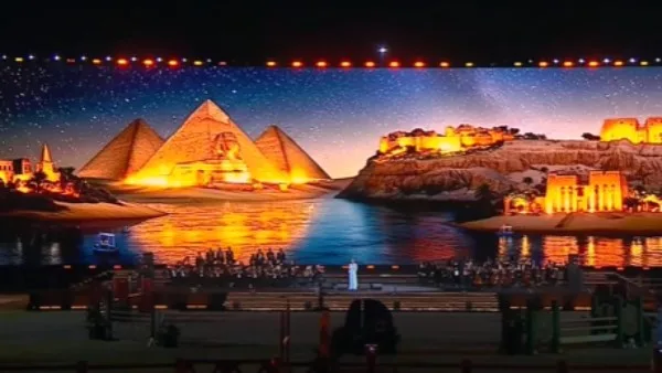 أمام الرئيس السيسي.. الأضواء تجسد العلم المصري والأهرمات في بطولة العالم العسكرية للفروسية أمام الرئيس السيسي.. الأضواء تجسد العلم المصري والأهرمات في بطولة العالم العسكرية للفروسية