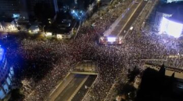 أمام مقر الكنيست.. شرطة الاحتلال تقمع بالقوة مظاهرة لعائلات المحتجزين
