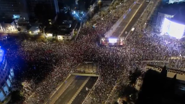 أمام مقر الكنيست.. شرطة الاحتلال تقمع بالقوة مظاهرة لعائلات المحتجزين أمام مقر الكنيست.. شرطة الاحتلال تقمع بالقوة مظاهرة لعائلات المحتجزين