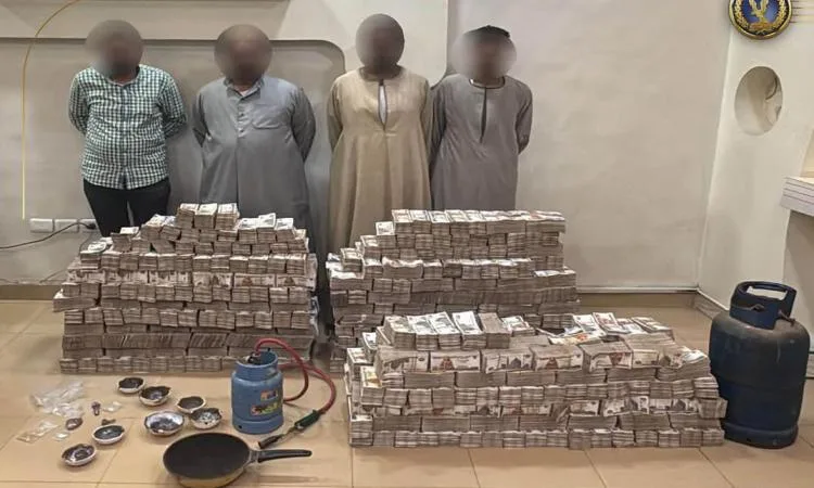 أمن أسوان يستولي على 77 مليون جنيه داخل سيارتين خاصتين
