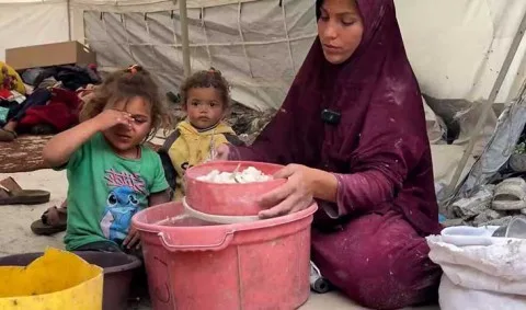 أمهات غزة.. من المعكرونة يصنعن الخبز ومن الأطفال ينجبن أيتاما أمهات غزة.. من المعكرونة يصنعن الخبز ومن الأطفال ينجبن أيتاما