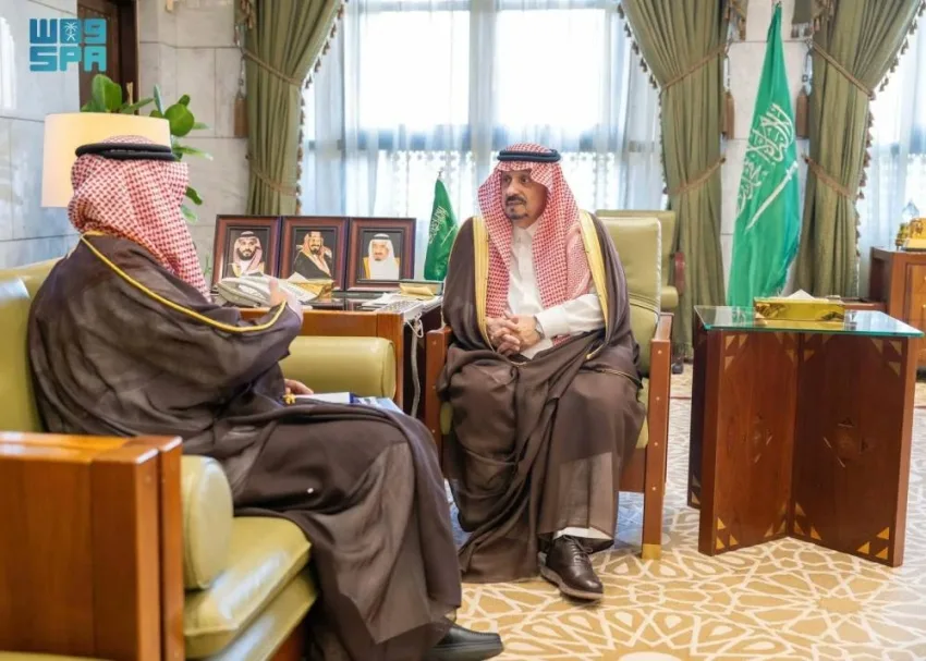 أمير الرياض يلتقي الدكتور مبارك القحطاني احتفالاً بفوزه بجائزة مالكوم بالدريج للتميز.