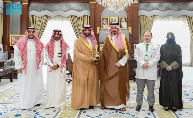 أمير المدينة المنورة يلتقي مدير مستشفى الملك فيصل التخصصي بمناسبة جائزة “ضمان للتميّز” 2025 أمير المدينة المنورة يلتقي مدير مستشفى الملك فيصل التخصصي بمناسبة جائزة “ضمان للتميّز” 2025