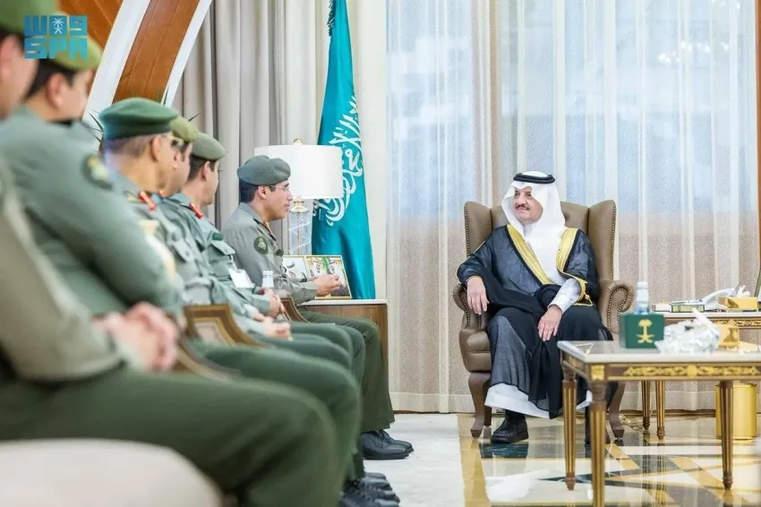 أمير المنطقة الشرقية يلتقي مدير عام الجوازات أمير المنطقة الشرقية يلتقي مدير عام الجوازات