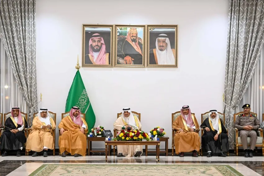 أمير تبوك يتفقد خدمات ضيوف الرحمن في مدينة الحجاج بمنفذ حالة عمار. أمير تبوك يتفقد خدمات ضيوف الرحمن في مدينة الحجاج بمنفذ حالة عمار.