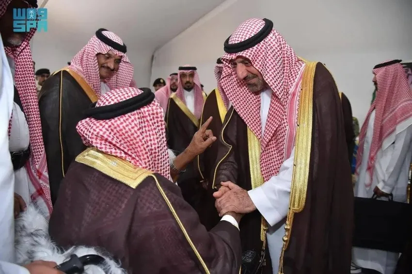 أمير نجران يلتقي بالعاملين في الجهات الحكومية والعسكرية والمدنية عند منفذ الوديعة الحدودي أمير نجران يلتقي بالعاملين في الجهات الحكومية والعسكرية والمدنية عند منفذ الوديعة الحدودي