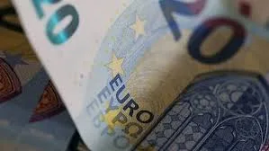 أوكرانيا تدرس التخلي عن الدولار الأميركي وربط عملتها باليورو وسط تحول استراتيجي نحو أوروبا