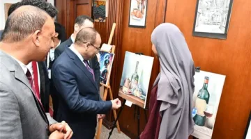 إبداعات طلابية تُجسد الذكاء الاصطناعي والفن المستدام في معرض فني مميز بجامعة القناة