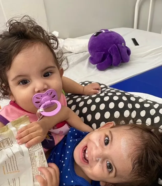 إجراء جراحي لمدة 15 ساعة لفصل توأمين ملتصقين من منطقة الصدر والبطن إجراء جراحي لمدة 15 ساعة لفصل توأمين ملتصقين من منطقة الصدر والبطن