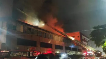 إخماد حريق أعلى سطح إحدى شركات الأدوية بعابدين