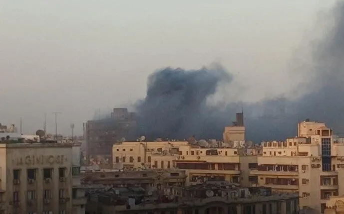 إخماد حريق أعلى سطح عقار بوسط البلد دون وقوع إصابات إخماد حريق أعلى سطح عقار بوسط البلد دون وقوع إصابات