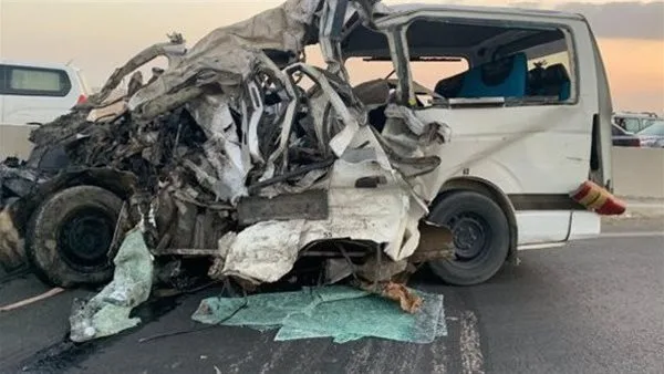 إزالة آثار حادث تصادم ميكروباص بالرصيف في مدينة أكتوبر إزالة آثار حادث تصادم ميكروباص بالرصيف في مدينة أكتوبر