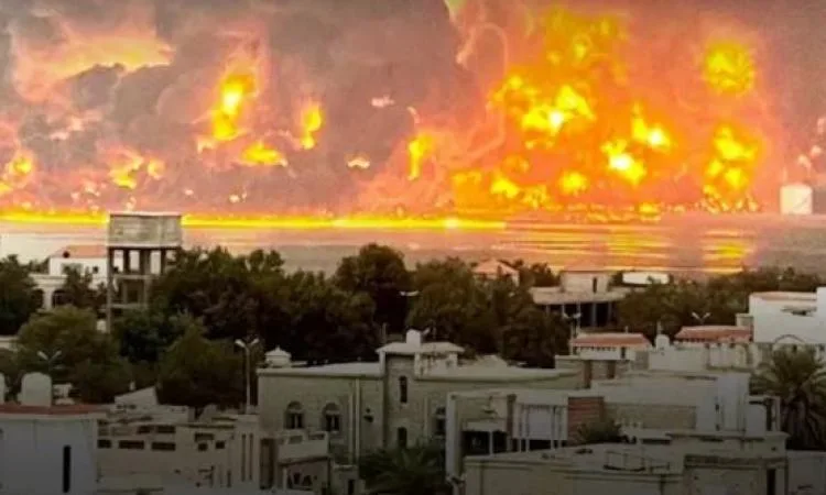 إسرائيل تحذر من إخلاء موانئ يمنية في ظل احتمال وقوع غارات جوية