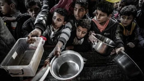 إسرائيل تفتح باب إدخال المواد الغذائية إلى غزة بعد تصعيد العمليات العسكرية وارتفاع حاد في عدد الشهداء نتيجة المجازر المستمرة. إسرائيل تفتح باب إدخال المواد الغذائية إلى غزة بعد تصعيد العمليات العسكرية وارتفاع حاد في عدد الشهداء نتيجة المجازر المستمرة.