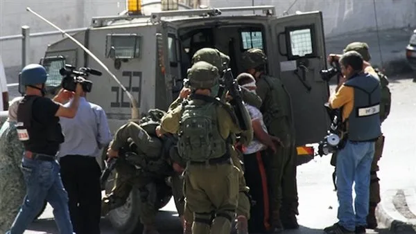 إسرائيل تفرج عن 11 أسيراً فلسطينياً وتُعيدهم إلى غزة إسرائيل تفرج عن 11 أسيراً فلسطينياً وتُعيدهم إلى غزة