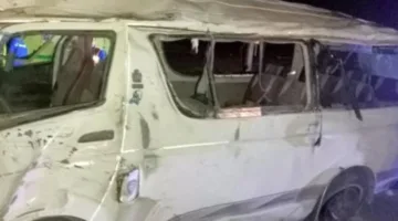 إصابة تسعة أفراد في حادث تصادم حافلة صغيرة بالتجمع