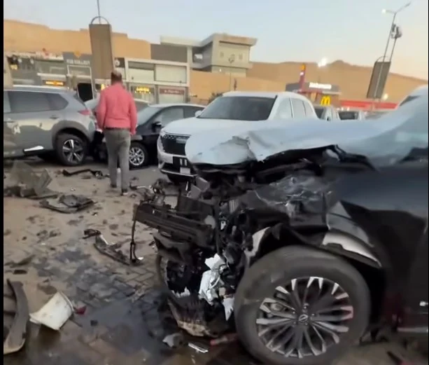 إصابة شخصان وتحطم 11 سيارة إثر اصطدام تريلا بمعرض في القطامية إصابة شخصان وتحطم 11 سيارة إثر اصطدام تريلا بمعرض في القطامية