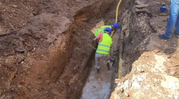 إصلاح كسر في خط مياه الشرب بقرية تزمنت الشرقية ببني سويف