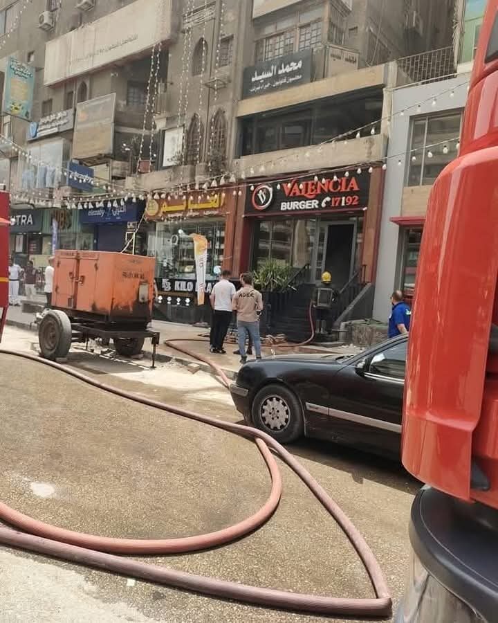 إطفاء حريق كبير في مطعم فالينسيا للشواء بعباس العقاد | صور إطفاء حريق كبير في مطعم فالينسيا للشواء بعباس العقاد | صور
