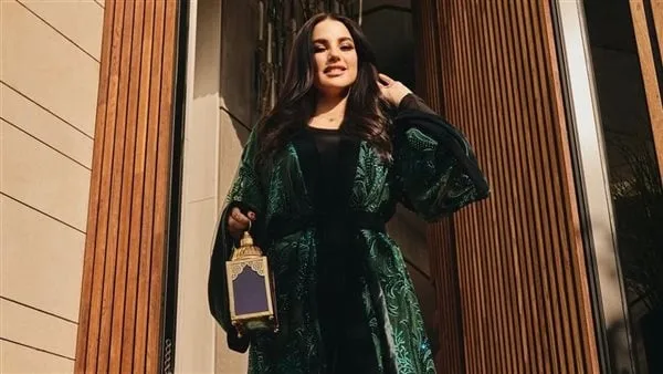 إطلالة كاجوال فاخرة من Fendi: درة تتألق بسعر يتجاوز نصف مليون جنيه إطلالة كاجوال فاخرة من Fendi: درة تتألق بسعر يتجاوز نصف مليون جنيه