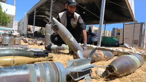 إعلام عبري يكشف عن أرقام صادمة لعدد القذائف الإسرائيلية غير المنفجرة بغزة وطريقة “القسام” في إعادة استخدامها ضد الجيش إعلام عبري يكشف عن أرقام صادمة لعدد القذائف الإسرائيلية غير المنفجرة بغزة وطريقة “القسام” في إعادة استخدامها ضد الجيش