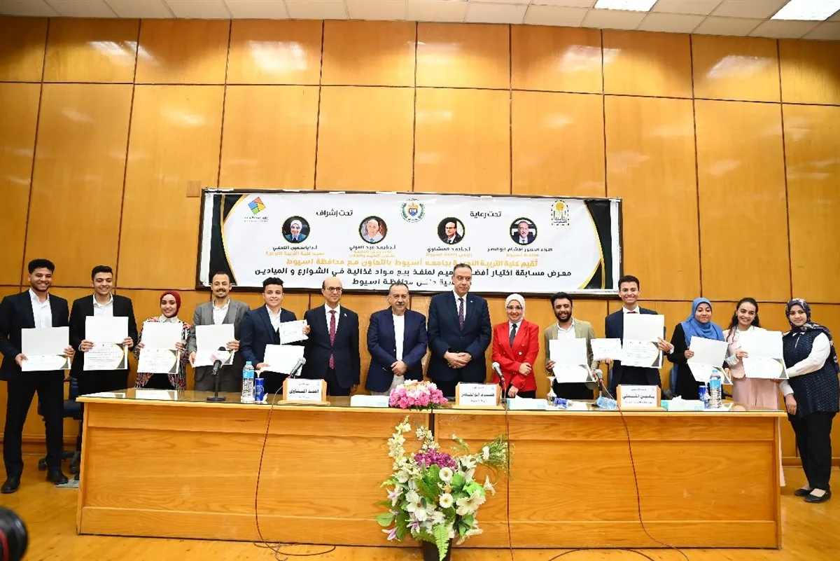إفتتاح المعرض الفني لطلاب كلية التربية النوعية بجامعة أسيوط إفتتاح المعرض الفني لطلاب كلية التربية النوعية بجامعة أسيوط