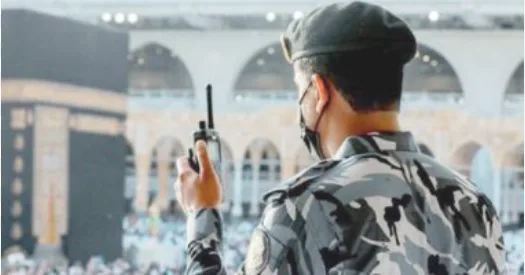 إلقاء القبض على 3 مواطنين لنقلهم 5 مخالفين لأنظمة الحج والعمرة. إلقاء القبض على 3 مواطنين لنقلهم 5 مخالفين لأنظمة الحج والعمرة.