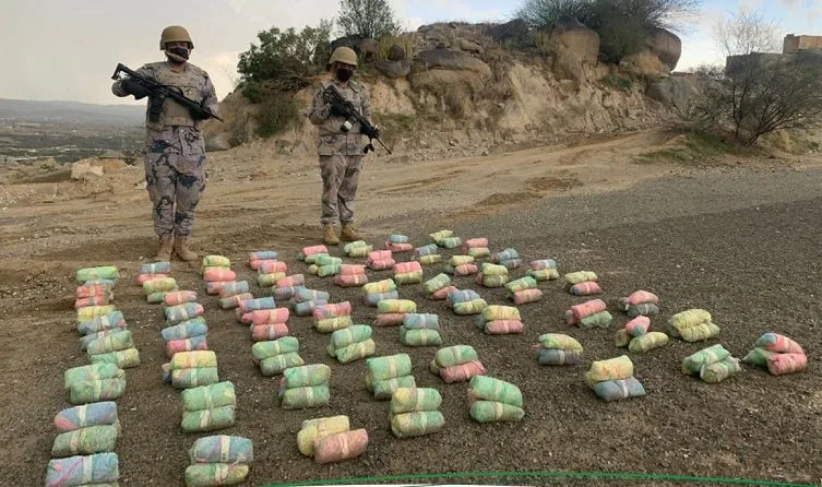 إلقاء القبض على 5 أشخاص بتهمة تهريب 100 كيلوغرام من القات إلقاء القبض على 5 أشخاص بتهمة تهريب 100 كيلوغرام من القات