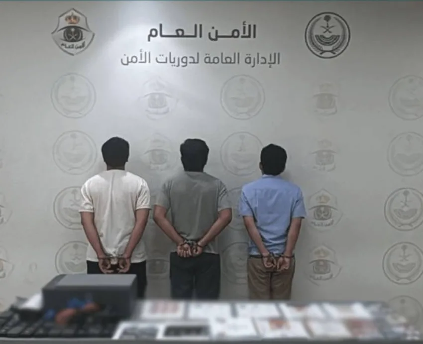 إلقاء القبض على ثلاثة مقيمين قاموا بنشر إعلانات حملات حج مزيفة ومضللة