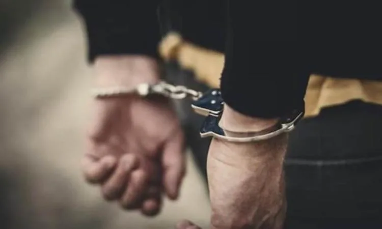 إلقاء القبض على شخص في القليوبية بتهمة الاحتيال على المتقدمين لحجز وحدات سكنية. إلقاء القبض على شخص في القليوبية بتهمة الاحتيال على المتقدمين لحجز وحدات سكنية.