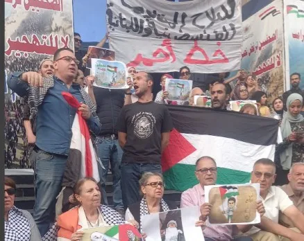 “إلى من أنفقوا الملايين.. أطفال غزة قضوا جوعى” .. “ألف تحية من القاهرة لليمن العروبية” .. مظاهرة أمام نقابة الصحفيين في وسط القاهرة ضد الحرب وحصار غزة.