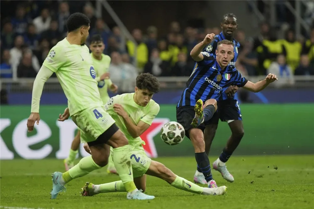 إنتر ميلان الإيطالي يتأهل إلى نهائي دوري أبطال أوروبا لكرة القدم إنتر ميلان الإيطالي يتأهل إلى نهائي دوري أبطال أوروبا لكرة القدم