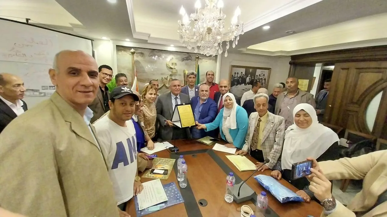 اتحاد العمال الوفديين يكرم رئيس الوفد اتحاد العمال الوفديين يكرم رئيس الوفد