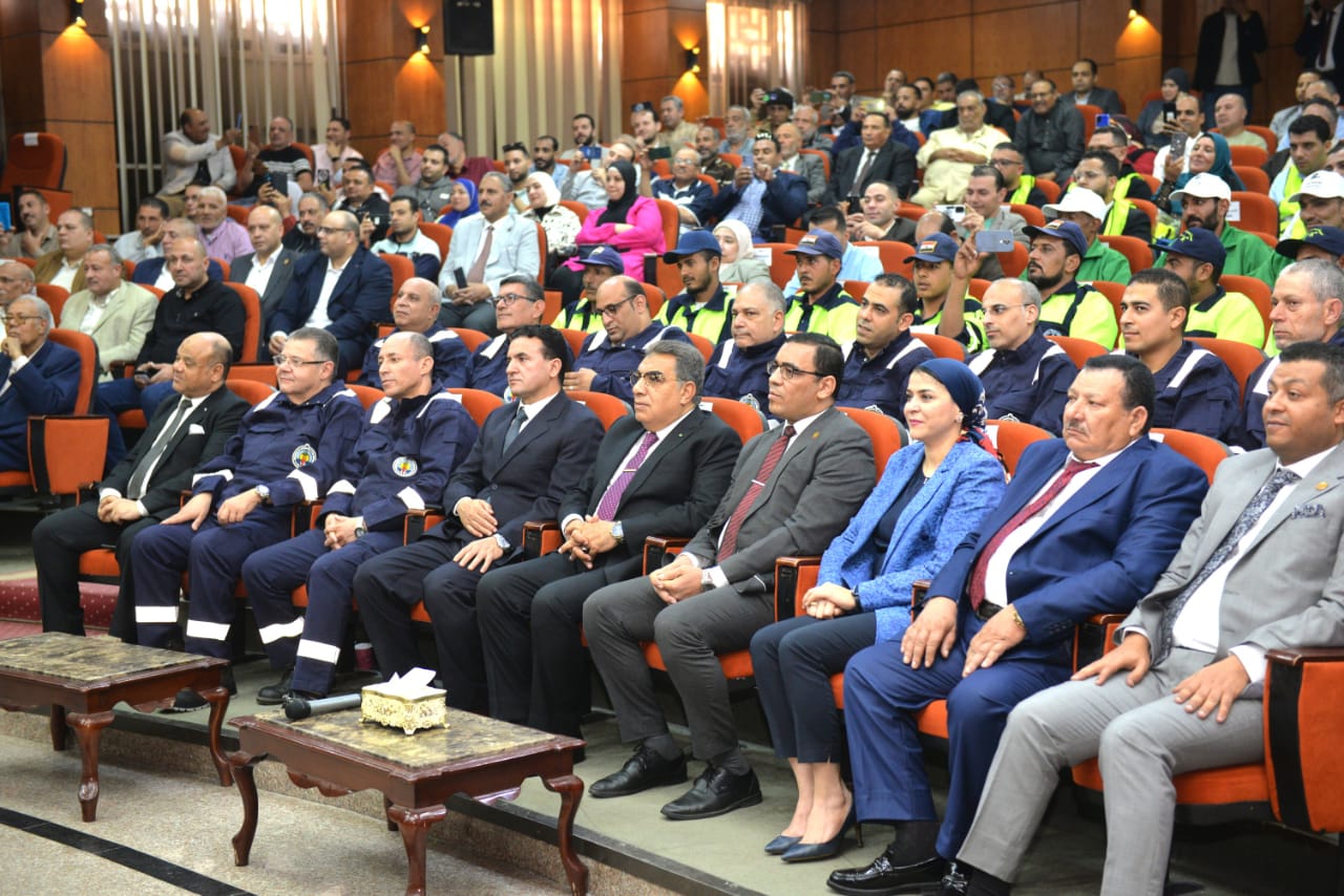 اتحاد العمال يكرم محافظ الدقهلية اتحاد العمال يكرم محافظ الدقهلية