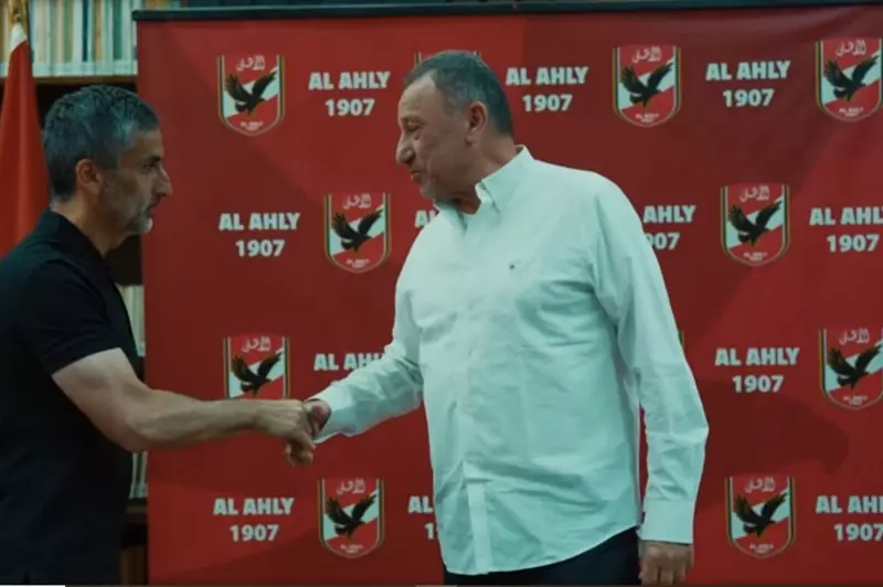 اجتماع مع الخطيب وجولة في التتش: الظهور الأول لريبييرو مع الأهلي (فيديو وصور) اجتماع مع الخطيب وجولة في التتش: الظهور الأول لريبييرو مع الأهلي (فيديو وصور)