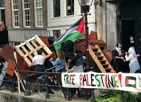 احتجاجات في جامعات أمريكية تنديدا باعتقال داعمين لفلسطين احتجاجات في جامعات أمريكية تنديدا باعتقال داعمين لفلسطين