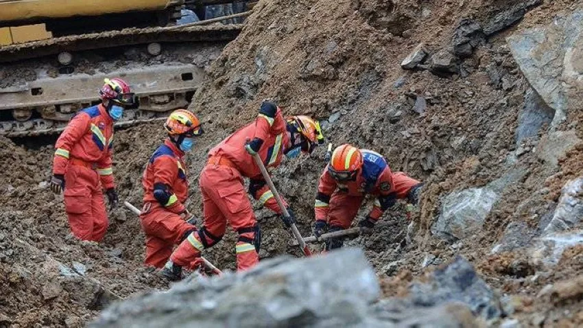 احتجاز عدد من الأشخاص نتيجة انهيارين أرضيين في جنوب غرب الصين