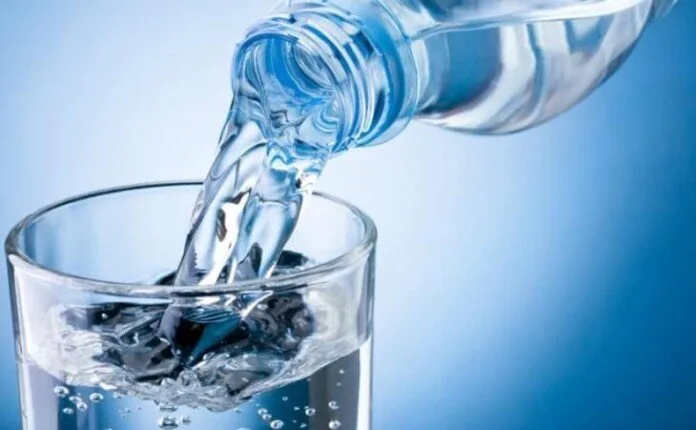 احذر! شرب الماء بهذه الطريقة قد يؤدي إلى التسمم احذر! شرب الماء بهذه الطريقة قد يؤدي إلى التسمم