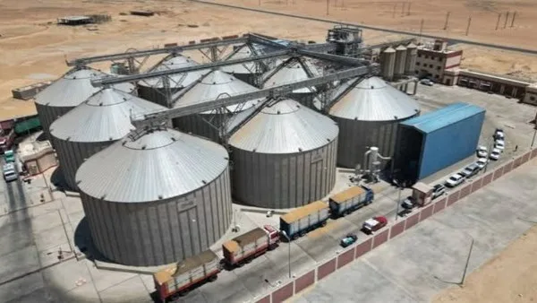 اخبار الوادي الجديد.. توريد 250 ألف طن قمح بالصوامع والشون.. وبنك الكساء المصري يطرح ملابس للأولى بالرعاية اخبار الوادي الجديد.. توريد 250 ألف طن قمح بالصوامع والشون.. وبنك الكساء المصري يطرح ملابس للأولى بالرعاية