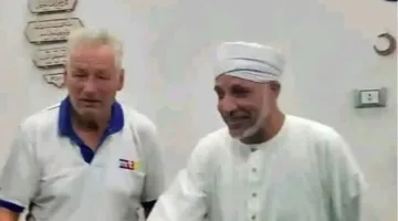 «اختار اسم محمود».. سائح ألماني يُشهر إسلامه في ساحة الشيخ الرملي بالأقصر