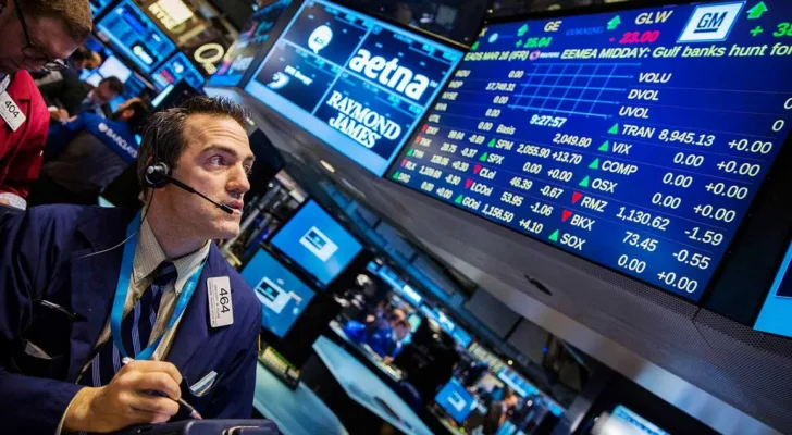 ارتفاع مؤشرات البورصة الأمريكية بعد التوصل لاتفاق بشأن تخفيض الرسوم الجمركية بين الولايات المتحدة والصين ارتفاع مؤشرات البورصة الأمريكية بعد التوصل لاتفاق بشأن تخفيض الرسوم الجمركية بين الولايات المتحدة والصين